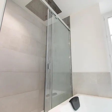 Des Ducs Avec Baignoire Double Apartment *